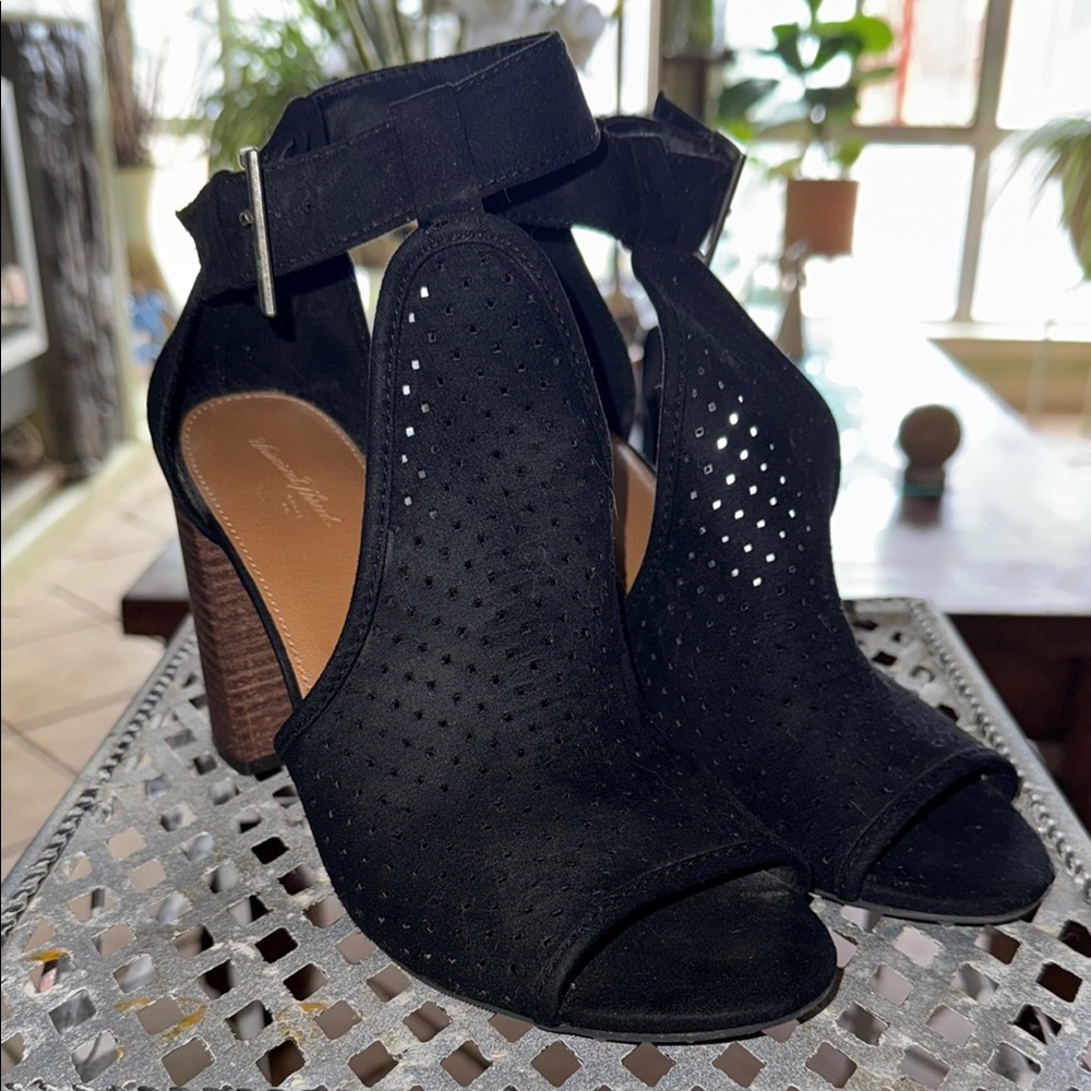 Donald J. Pliner Black Heels with Bow Detail